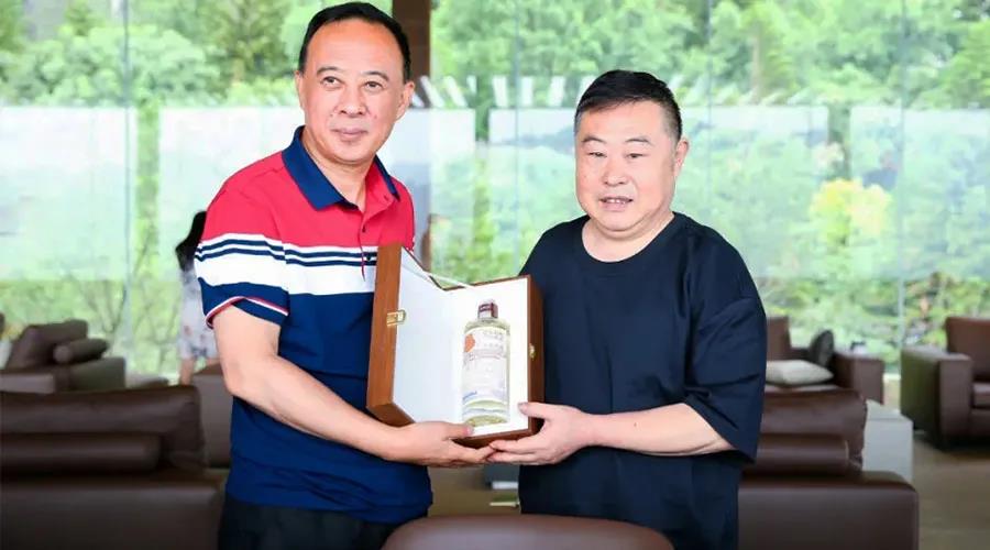 一個造醬酒、一個做雞湯：兩個“硬核”老板的一次握手