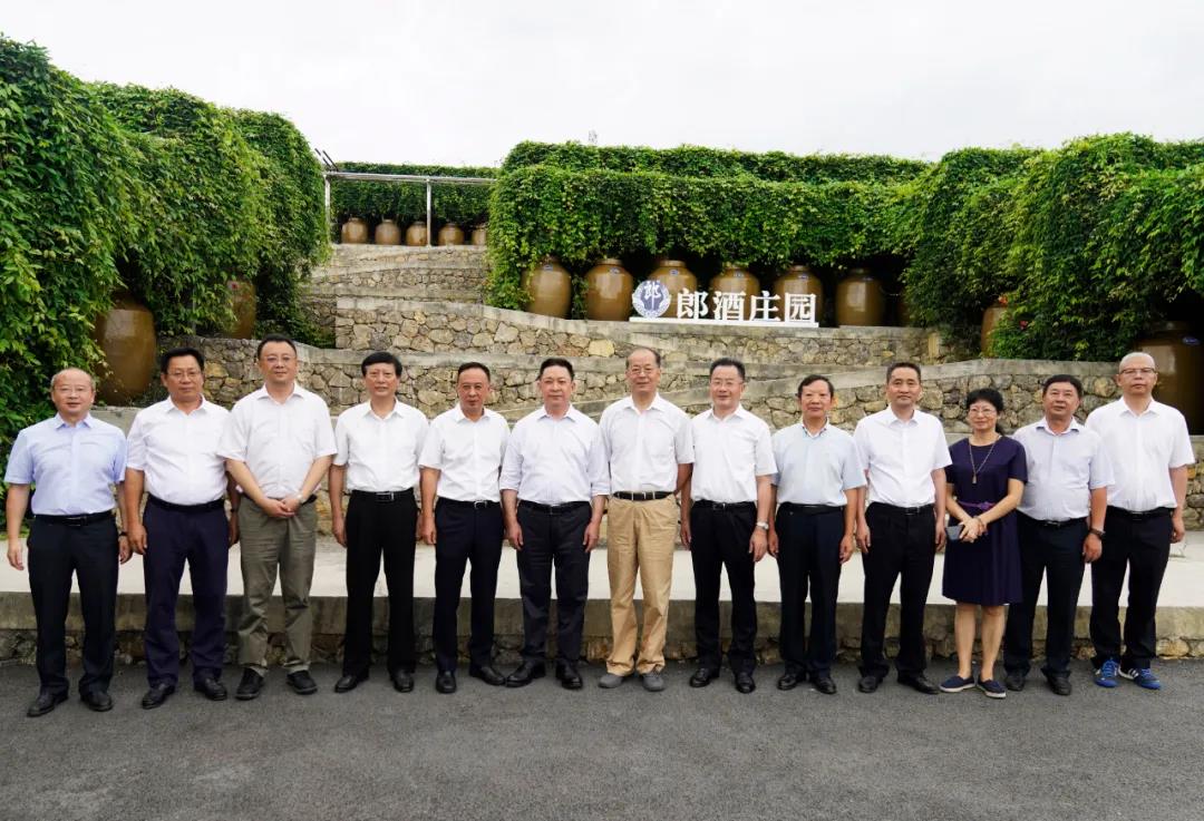 省人大常委會黨組副書記、副主任黃新初率團(tuán)調(diào)研郎酒莊園
