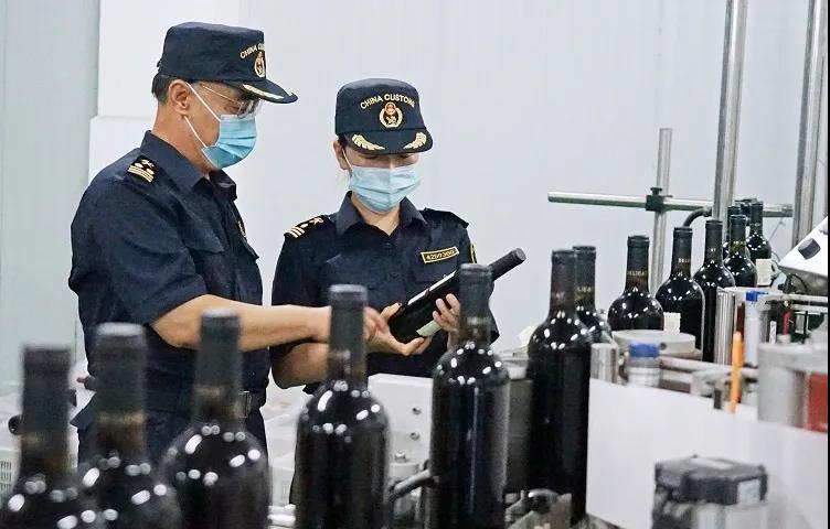 廣州海關(guān)降低部分企業(yè)名莊酒抽檢率，被譽(yù)為“接地氣”，也有爭(zhēng)議