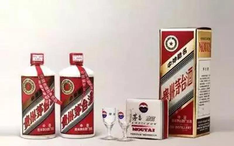 從帶杯茅臺的酒杯，鑒別茅臺酒真?zhèn)蔚姆椒? width=