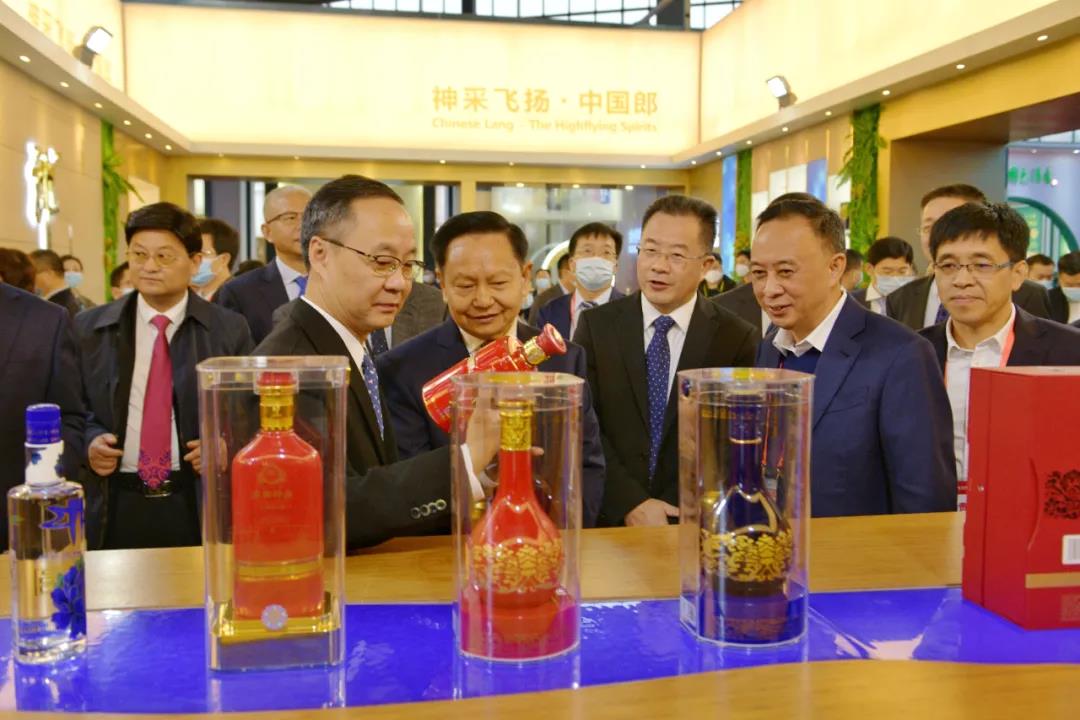 郎酒集團董事長汪俊林率團參加酒博會，郎牌特曲順品郎斬獲青酌獎