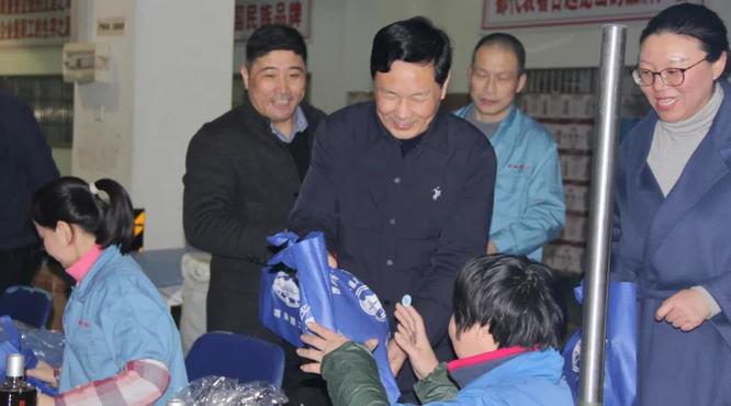 黃酒集團公司領(lǐng)導(dǎo)慰問一線加班職工，致敬奮斗者