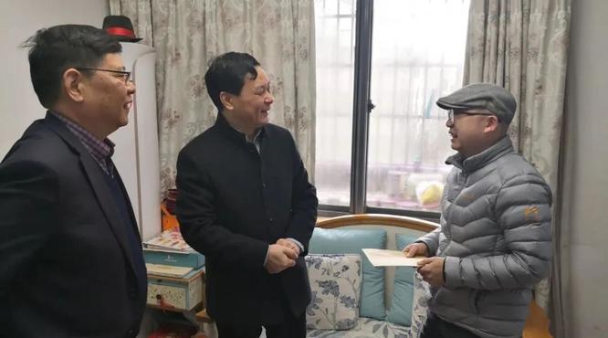 黃酒集團(tuán)領(lǐng)導(dǎo)走訪慰問(wèn)老黨員、困難職工和結(jié)對(duì)困難戶(hù)