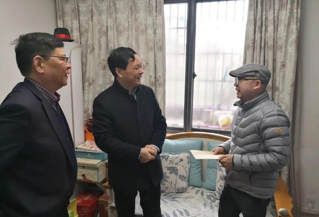 黃酒集團(tuán)領(lǐng)導(dǎo)走訪慰問老黨員、困難職工和結(jié)對困難戶