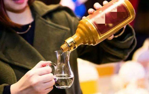 喝白酒口干、上頭的原因是什么？