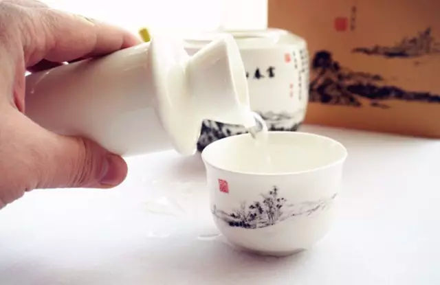 喝白酒因?yàn)槭裁瓷项^？上頭的因素