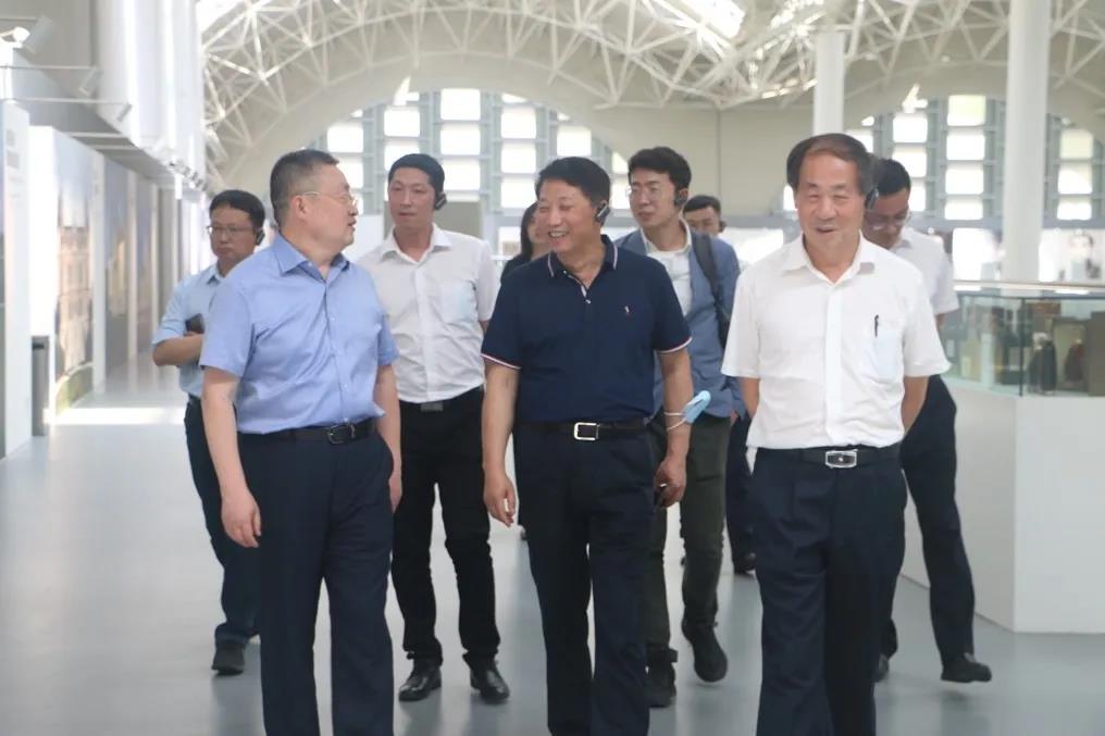 勁牌董事長(zhǎng)吳少勛走進(jìn)張?jiān)?，點(diǎn)贊張?jiān)Ｆ肺桓?、品質(zhì)好
