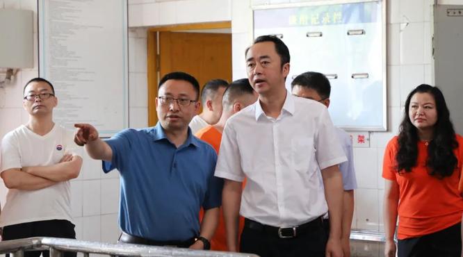 茅臺(tái)酒五輪次開烤，高衛(wèi)東李靜仁到車間調(diào)研生產(chǎn)