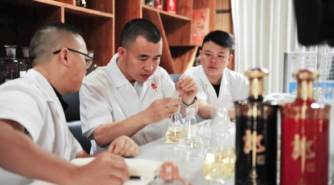 程偉大師釀酒，注入匠心郎酒就有了溫度、情感和靈魂