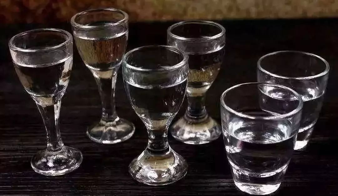 白酒和紅酒可以混著喝嗎？