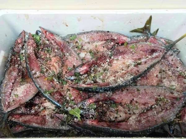 白酒用來(lái)腌魚多久酒精能揮發(fā)掉(白酒做魚要腌多久)