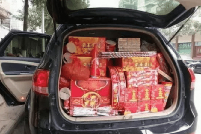 白酒能放在小車(chē)尾箱嗎(白酒可以放在車(chē)尾箱嗎)