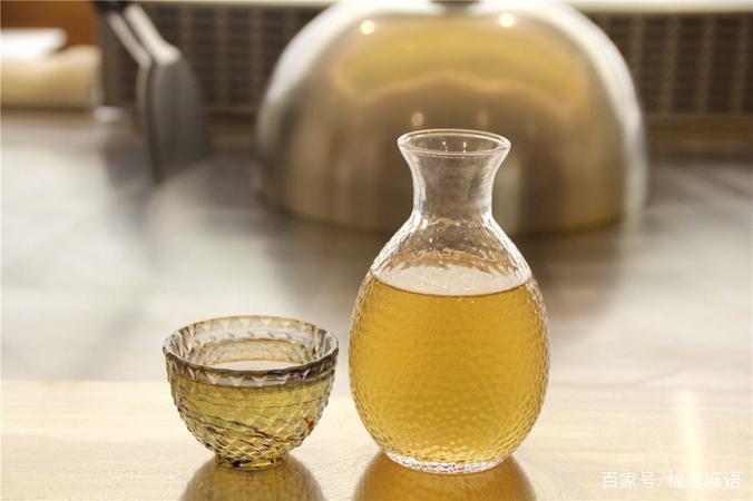 楊梅酒和青梅酒哪個(gè)好喝(青梅酒和桃花釀哪個(gè)更好喝)
