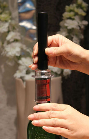 怎么用開(kāi)瓶器開(kāi)紅酒塞(怎么用開(kāi)瓶器開(kāi)紅酒塞子)